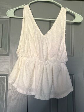 Sadie & Sage White Textured V-Neck Peplum Tank